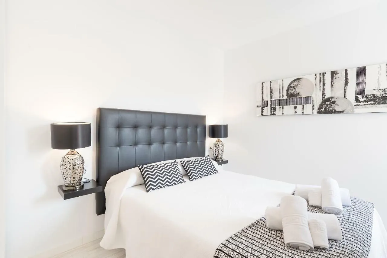 Stunning Spacious City Apartment With Free Parking Málaga