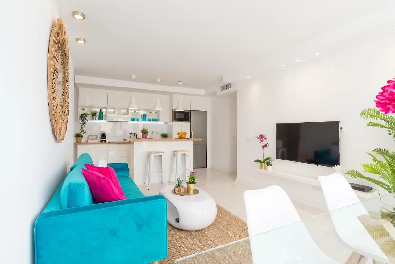 Stunning Spacious City Apartment With Free Parking Málaga